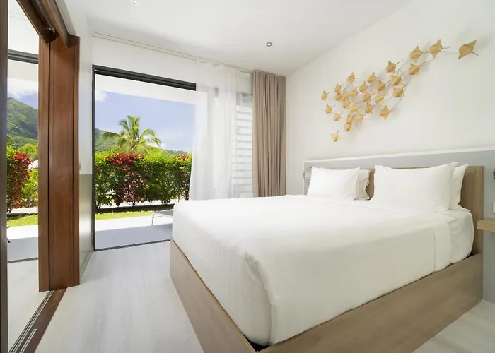 Cook'S Bay Hotel & Suites