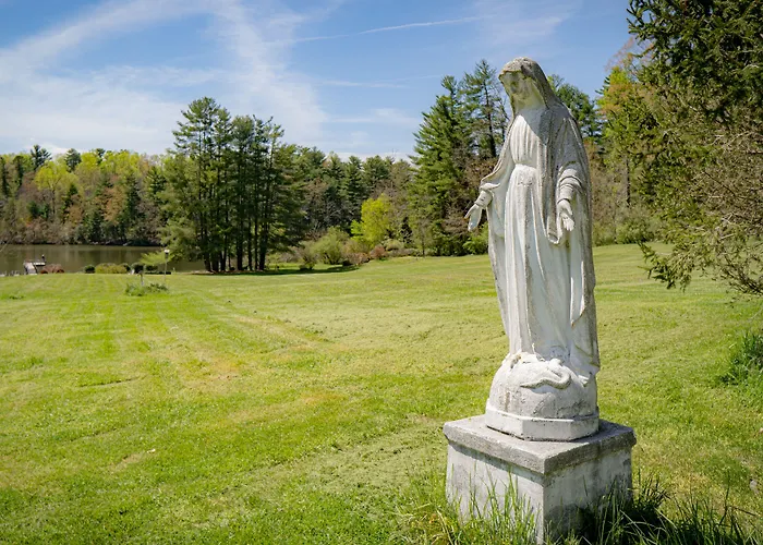 Highland Lake Inn & Resort - Flat Rock