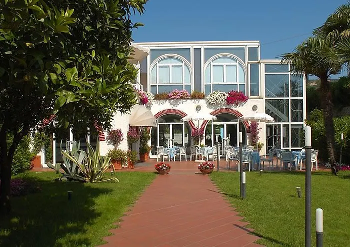 Hotel Riviera 3 Stelle Con Piscina Estiva Gratuita E Garage A Pagamento