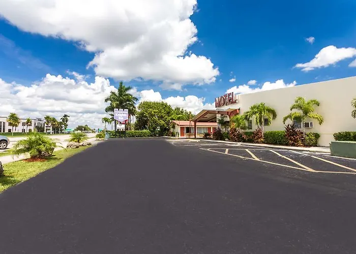 Econo Lodge Inn & Suites